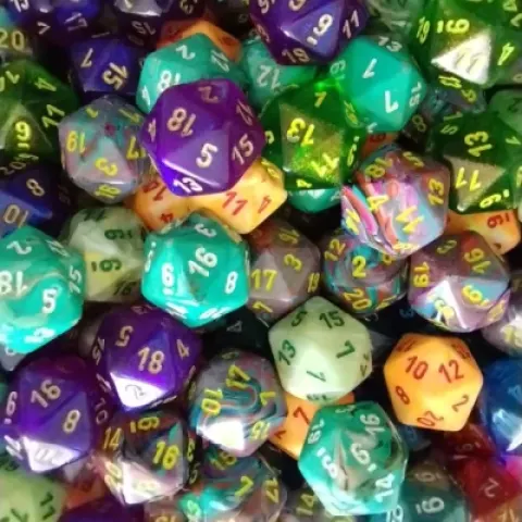 Bulk dice: 100 assorted d20's